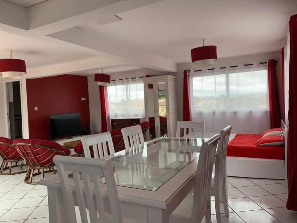 Appartements Andrian Location أنتاناناريفو المظهر الخارجي الصورة